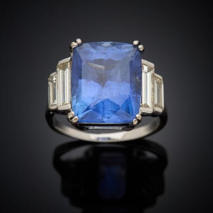 Bague en or gris 750 millièmes, présentant un saph
