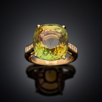 Bague en or jaune 750 millièmes, sertie d'une tour
