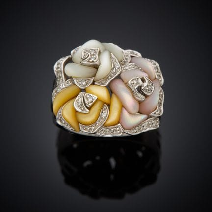 Bague en or gris 750 millièmes, figurant trois ros