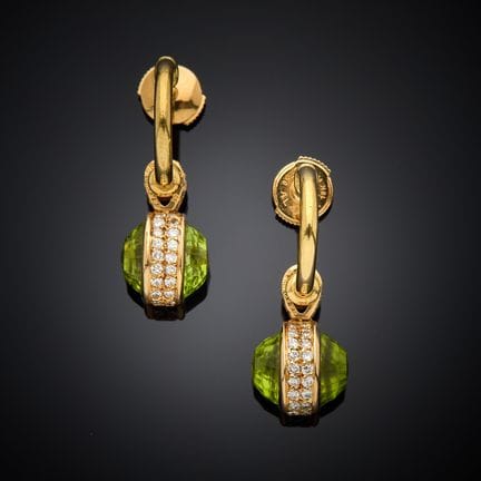 AA TURNER.
Paire de pendants d'oreille en or rose 