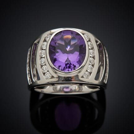 Large bague en or gris 750 millièmes, ornée d'une 