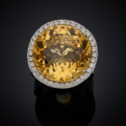 Importante bague en or gris 750 millièmes, présent