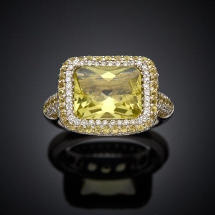 Bague en or gris 750 millièmes, le chaton rectangu