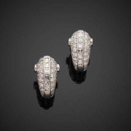 Paire de boutons d'oreille en or gris 18k sertis d