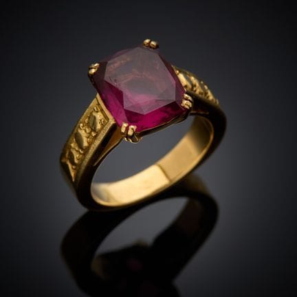 Bague en or rose 750 millièmes, sertie d'un grenat