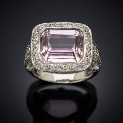 Bague en or gris 750 millièmes, le chaton rectangu