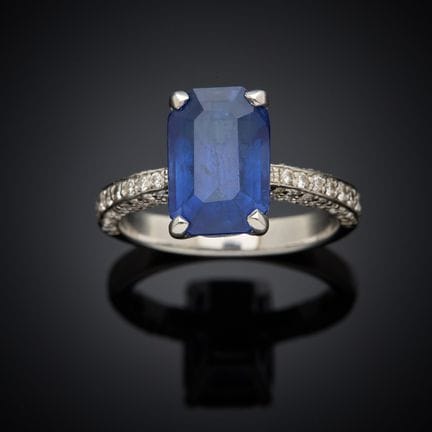 Bague en or gris 750 millièmes, présentant un saph