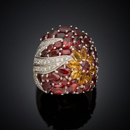 Large bague en or gris 750 millièmes, le chaton de