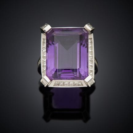 Bague en or gris 750 millièmes, sertie d'une améth