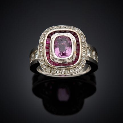 Bague en or gris 750 millièmes, sertie d'un saphir
