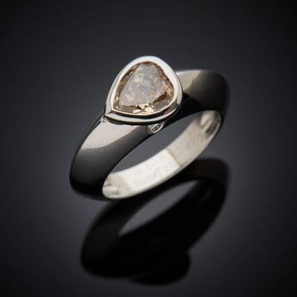 PIAGET.
Bague en or gris 750 millièmes, présentant