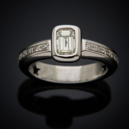 Bague en or gris 750 millièmes, présentant un diam