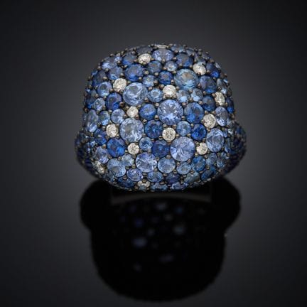 Bague en or gris 750 millièmes, figurant un coussi