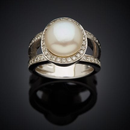 Bague en or gris 750 millièmes, présentant une per