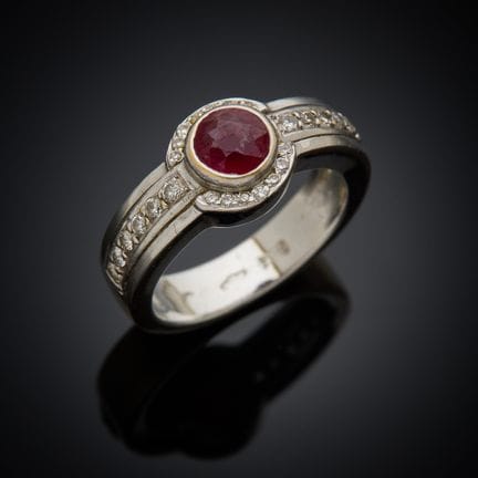GREGE.
Bague en or gris 750 millièmes, sertie d'un