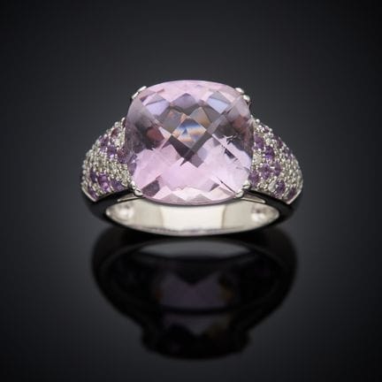 Dans le goût de MAUBOUSSIN.
Bague en or gris 750 m