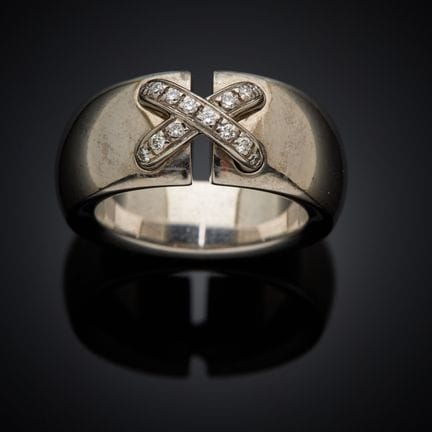 CHAUMET "Lien".
Bague jonc en or gris 750 millième