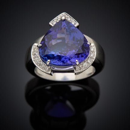 Bague en or gris 750 millièmes, présentant une tan