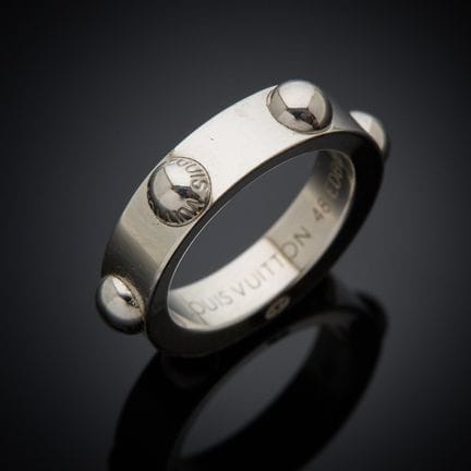 LOUIS VUITTON "Clous".
Bague en or gris 750 milliè