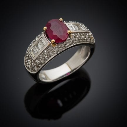 Bague en or gris 750 millièmes, sertie d'un rubis 