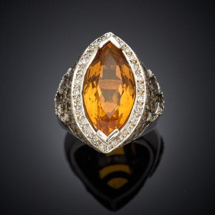 Importante bague en or gris 750 millièmes, sertie 