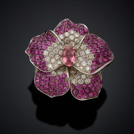 Bague en or gris 750 millièmes, figurant une pensé