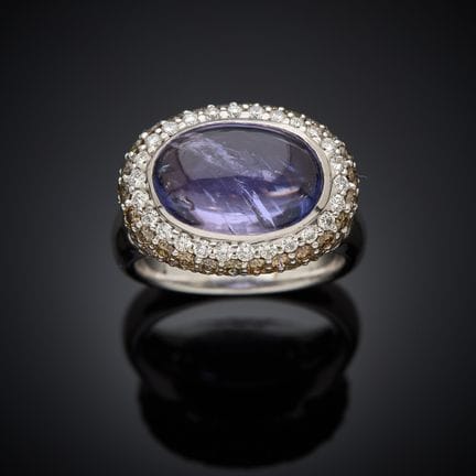 Bague en or gris 750 millièmes, présentant un saph