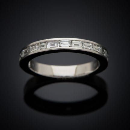 CHAUMET.
Demi-alliance en platine 850 millièmes, p