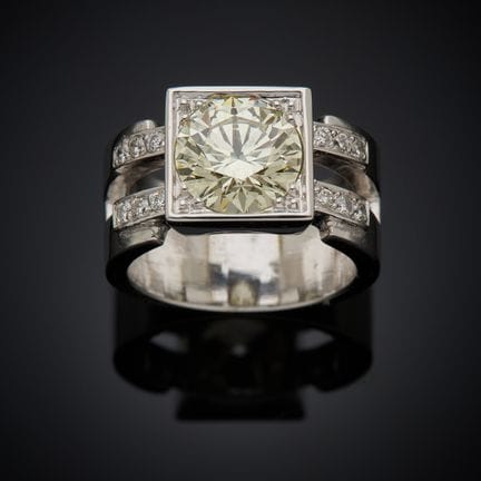 Bague en or gris 750 millièmes, le chaton carré pr
