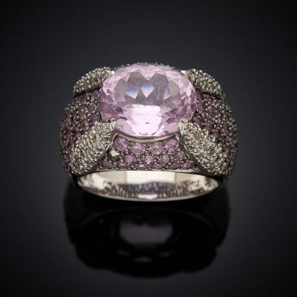 Bague dôme en or gris 750 millièmes, ornée d'une k