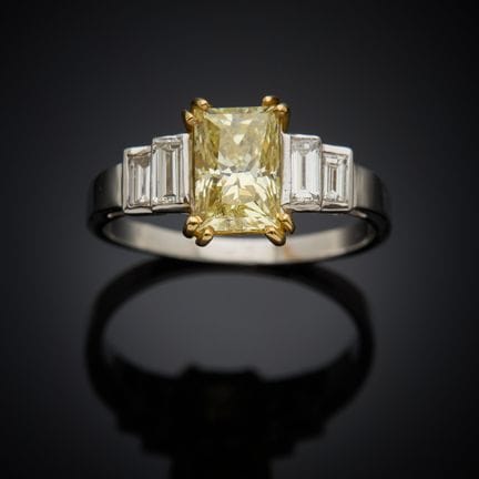 Bague en or gris 750 millièmes, présentant un diam