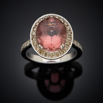 Bague en or gris 750 millièmes, le chaton ovale se