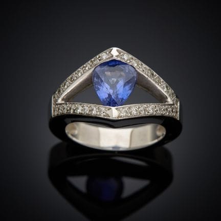 Bague en or gris 750 millièmes, présentant un saph