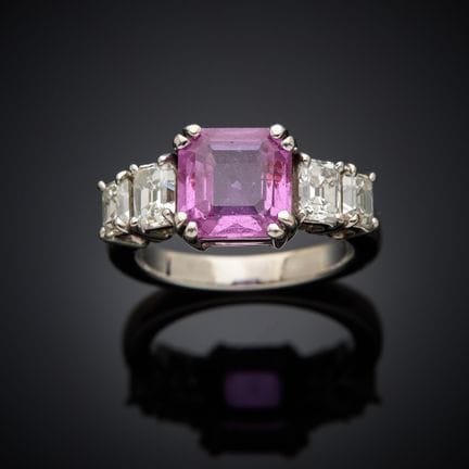 Bague en or gris 750 millièmes, sertie d'un saphir