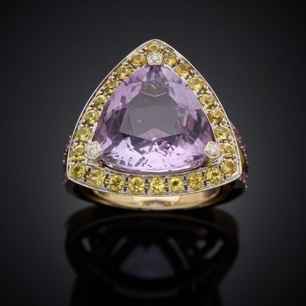 Attribuée à MAUBOUSSIN "Mes couleurs à toi".
Bague