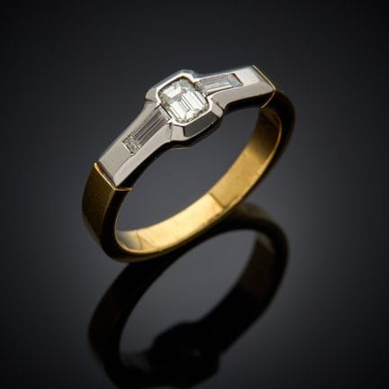 Bague en or jaune et gris 750 millièmes, présentan