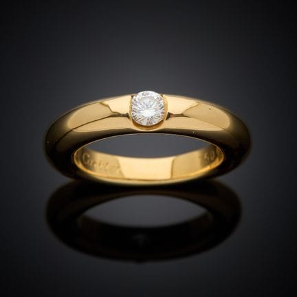 CARTIER.
Alliance en or jaune 750 millièmes, serti