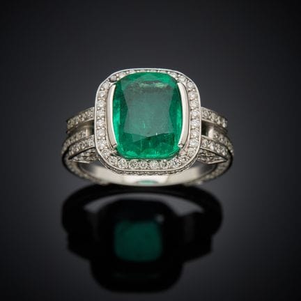 Bague en or gris 750 millièmes, présentant une éme