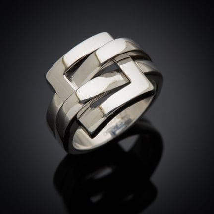 BOUCHERON "Déchaînée".
Bague en or gris 750 milliè