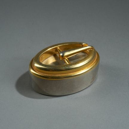 GUCCI.
Paperweight shaped like a buckle.
Marked on