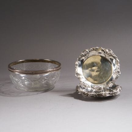 Circular glass cup engraved with a lattice pattern