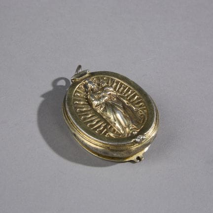 Gilded metal reliquary pendant with two hinged pan