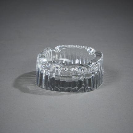 BACCARAT.
Clear molded crystal ashtray with a flut