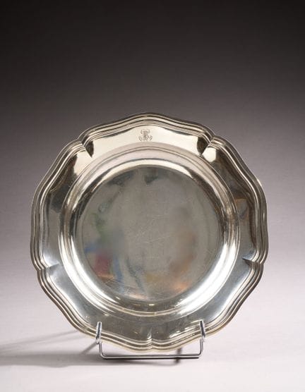 A circular, shallow dish in 950 silver, with a sca