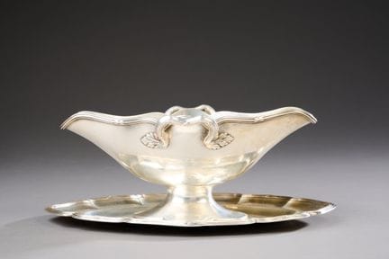 Helmet-shaped sauceboat and its stand, made of 950
