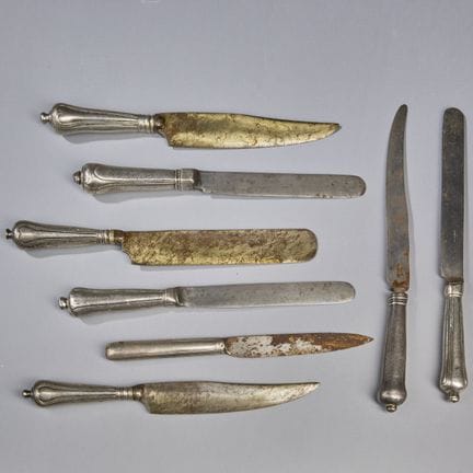 Set of table knives, with handles made of 800-thou
