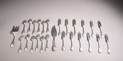 PUIFORCAT.
950-thousandths silver fish serving set