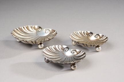 Three small, shell-shaped bowls made of 800-th Spa