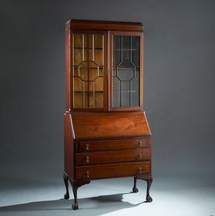 Scribanne display cabinet in mahogany veneer.
It f