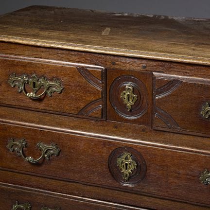 Straight chest of drawers in molded oak (cracks, d